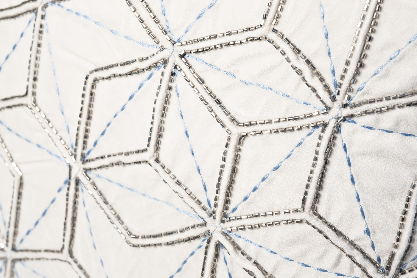 Подушка декоративная с бисером «Шестигранники» белая 2