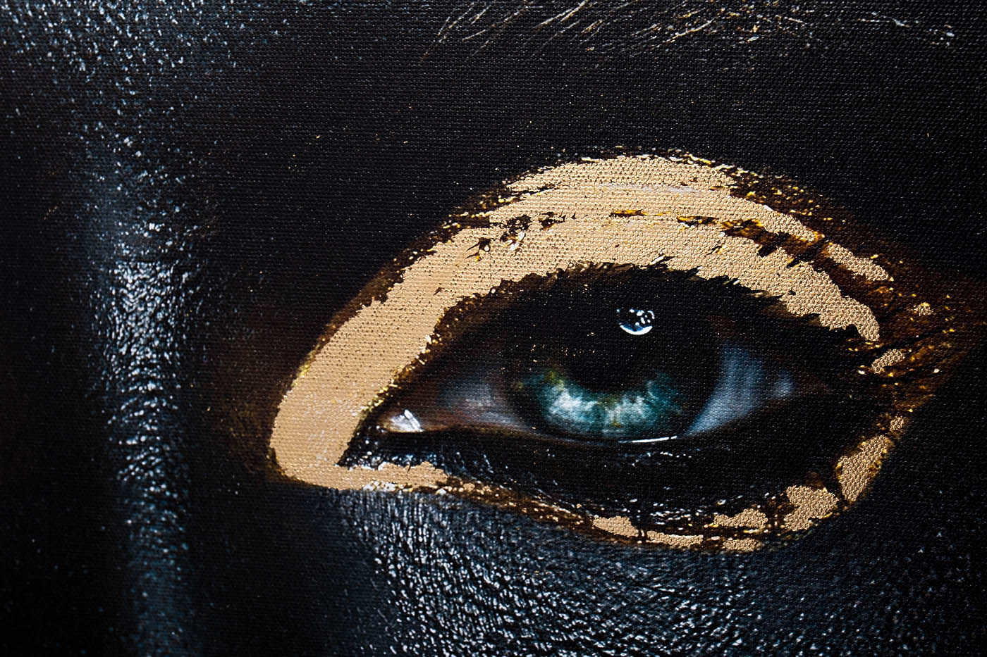 Холст «Темная девушка» в багете латунь 3