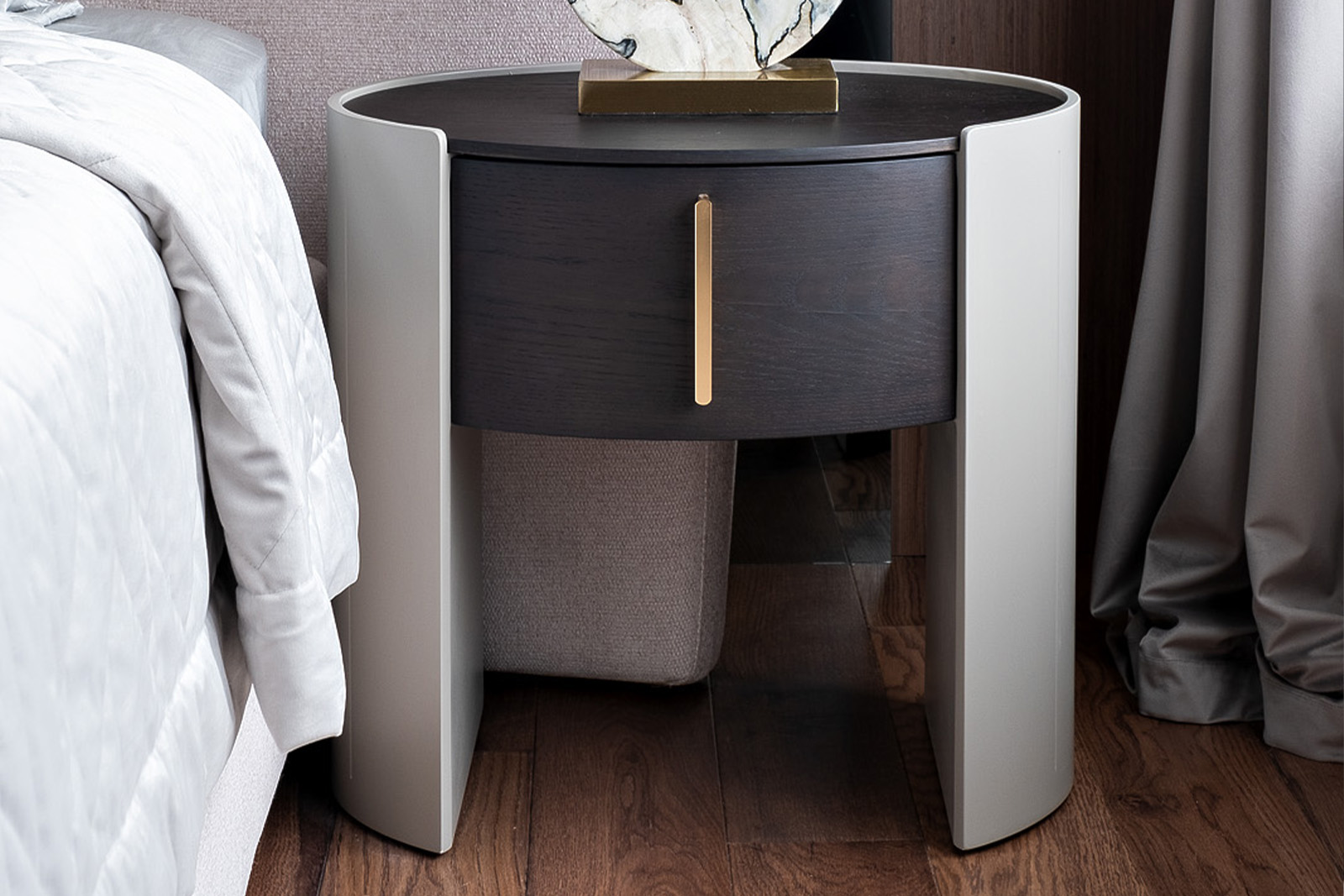 Тумбочка с ящиком темный шпон 8