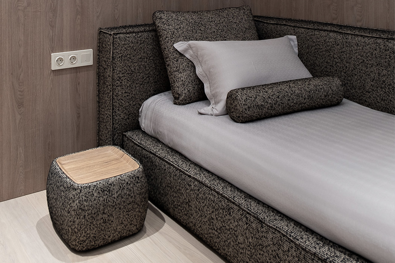 Столик прикроватный мягкий Runa шенилл серый 7