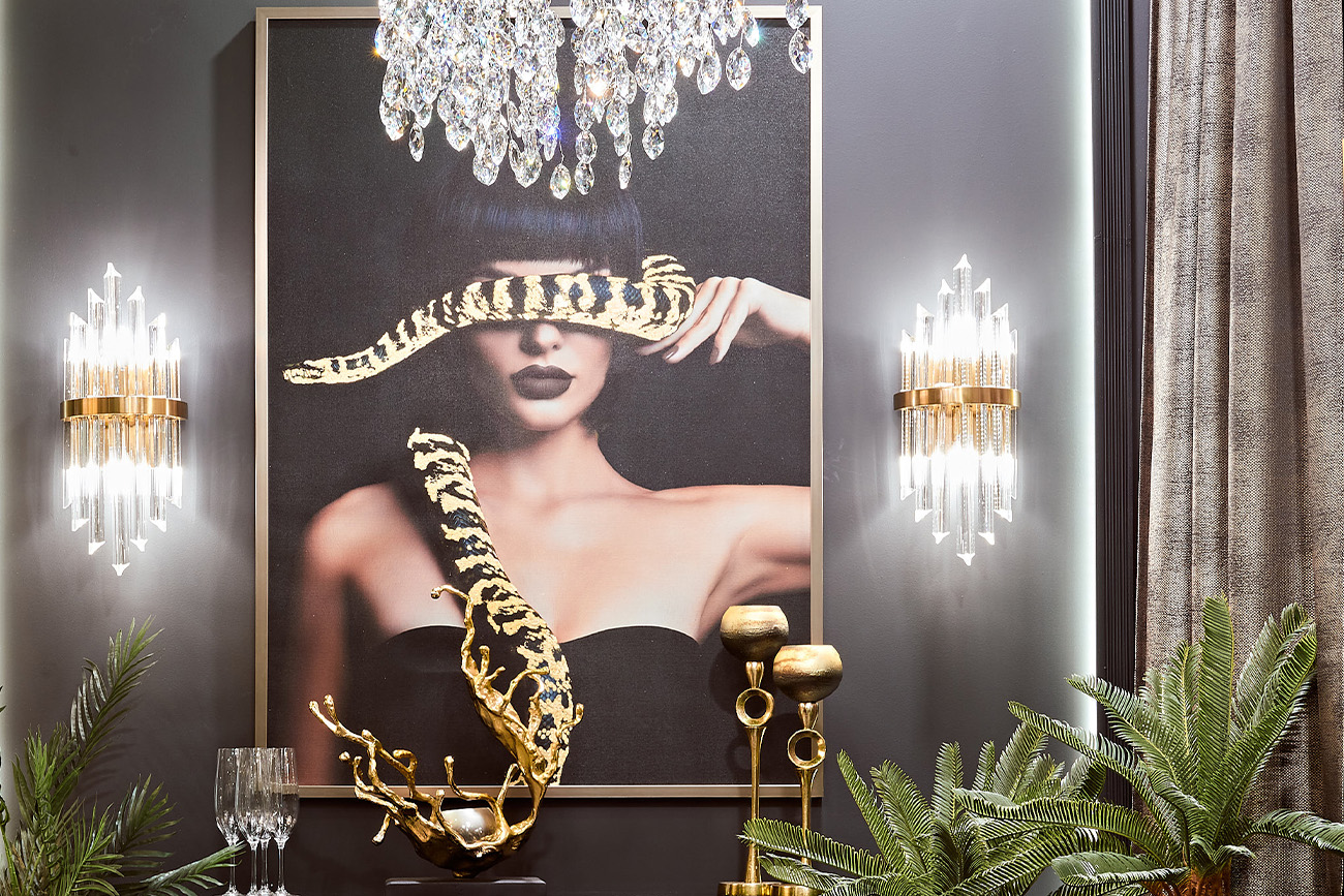 Холст «Девушка со змеей» в багете латунь 4