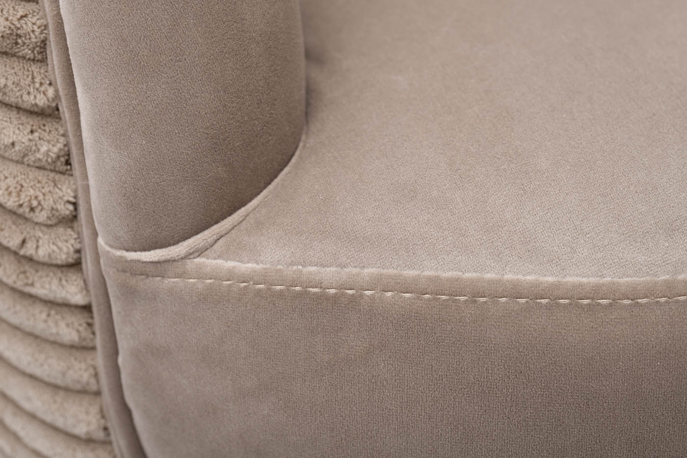 Кресло велюровое бежевое 4