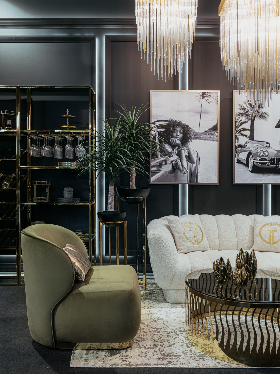 Холст «Девушка в Майами-1» в багете латунь 2