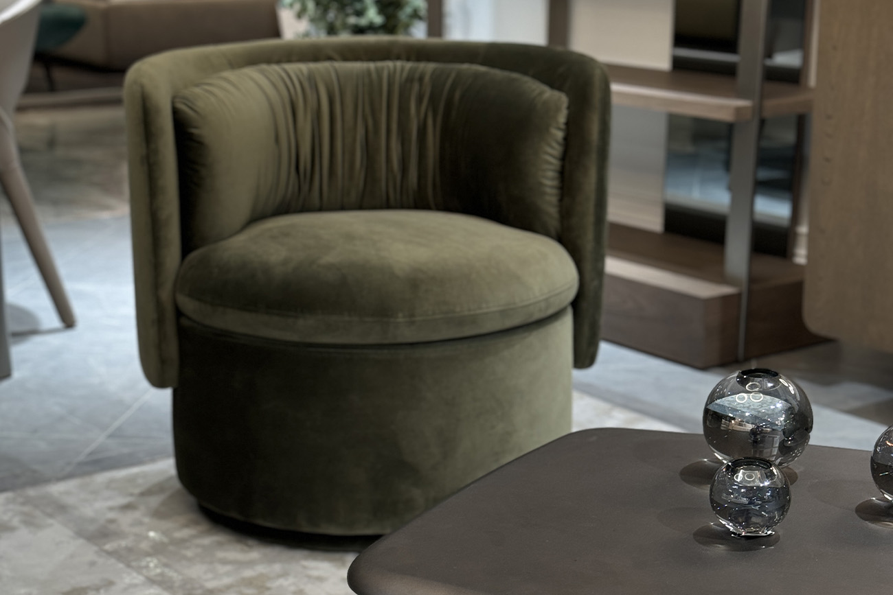 Кресло поворотное велюровое зеленое 5