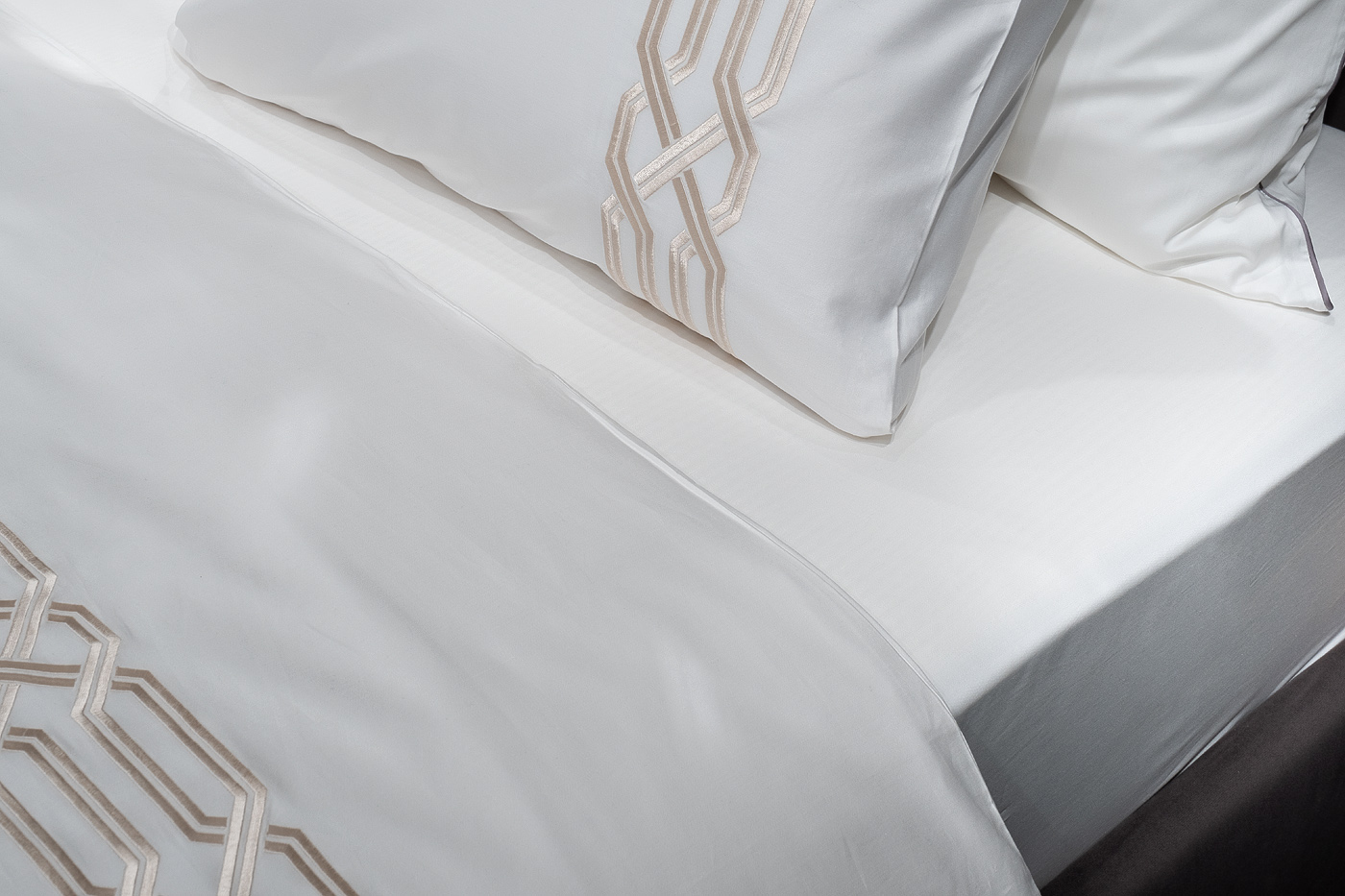 Комплект постельного белья «Паллада» с вышивкой кинг сайз 220х240см золотой 6