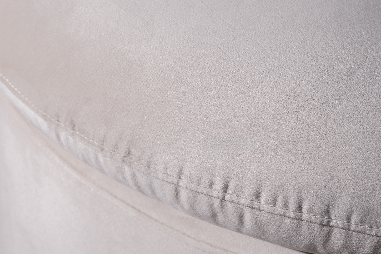 Кресло поворотное велюровое кремовое 3