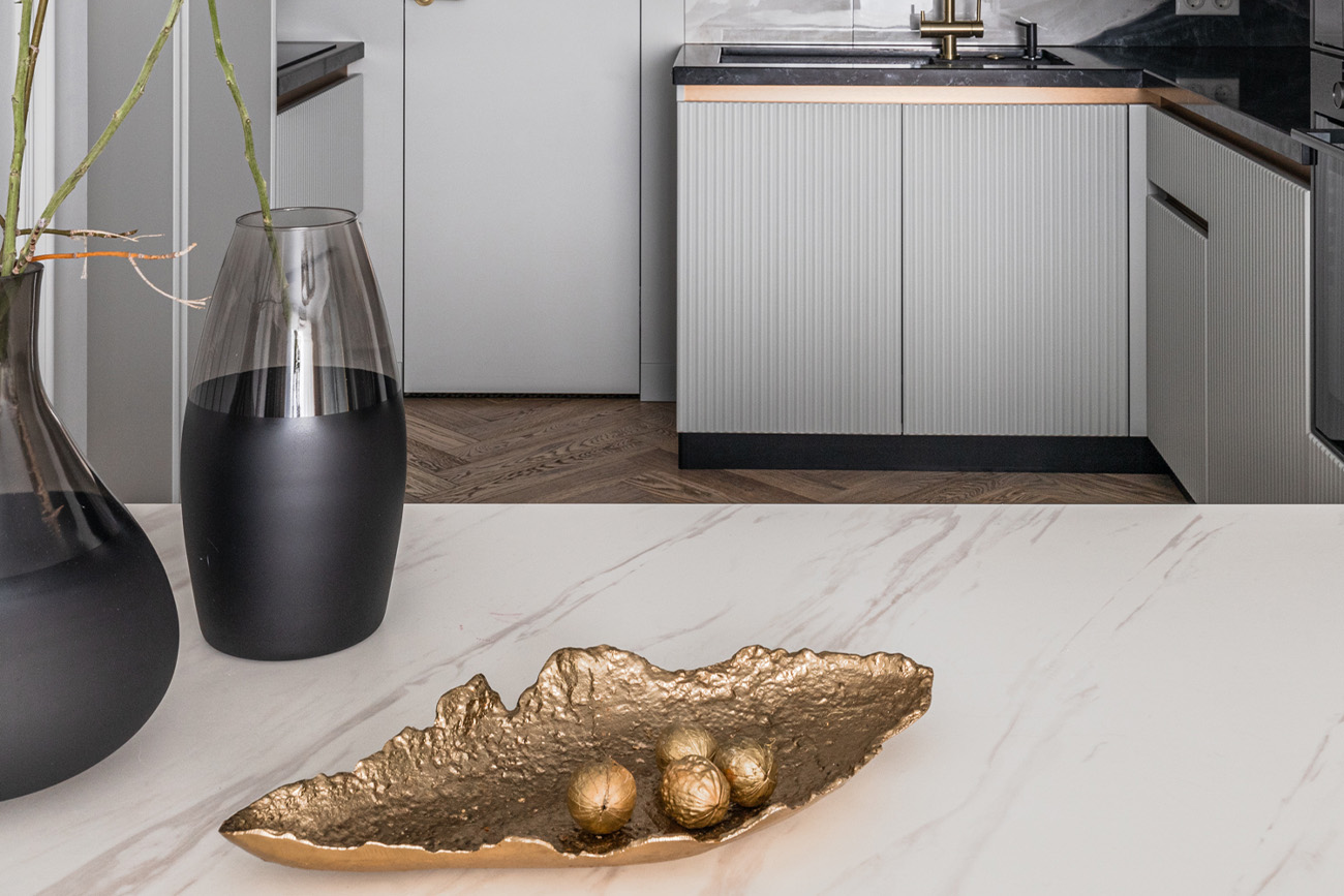 Тарелка декоративная золотая 2