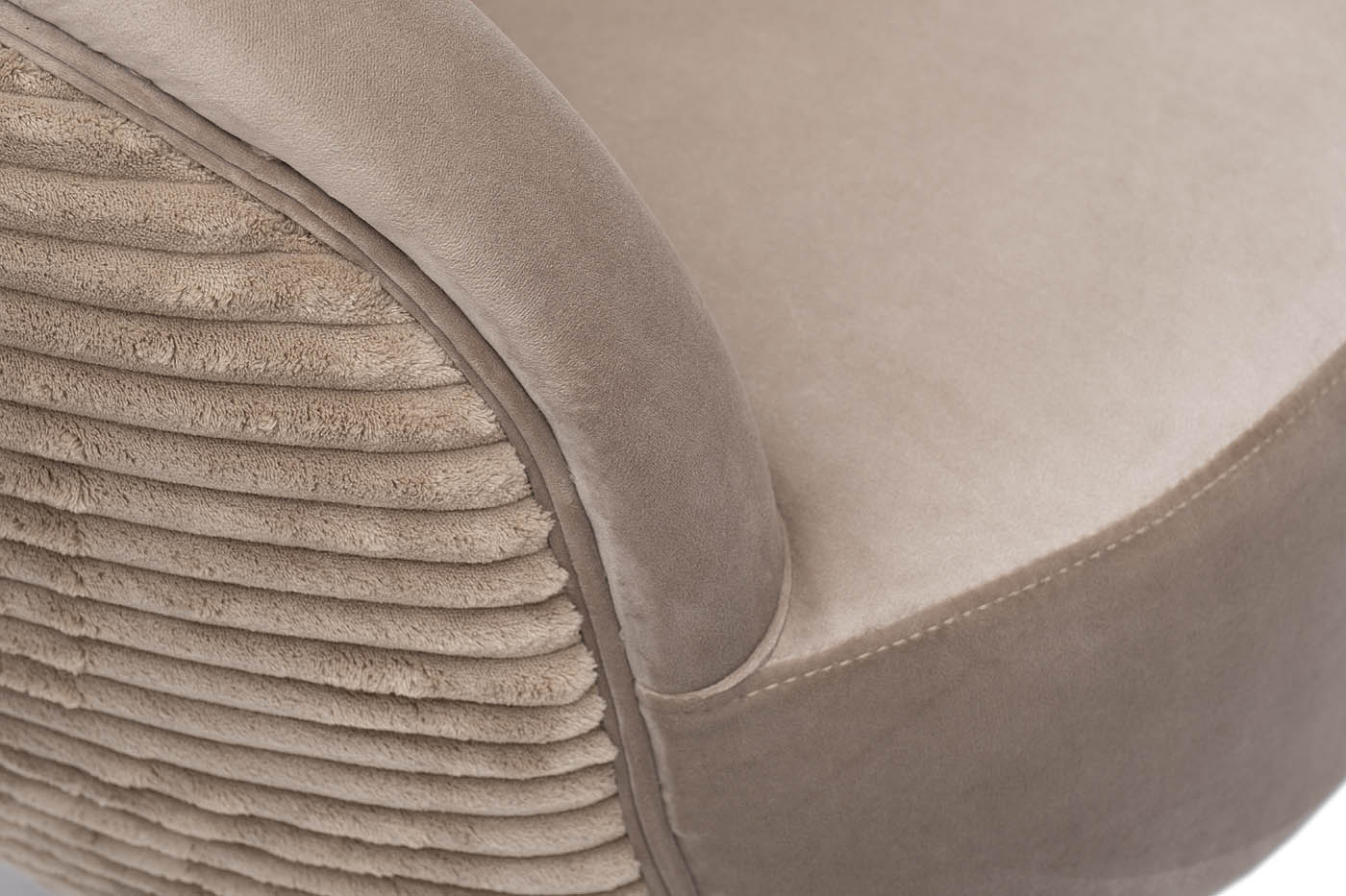 Кресло велюровое бежевое 3