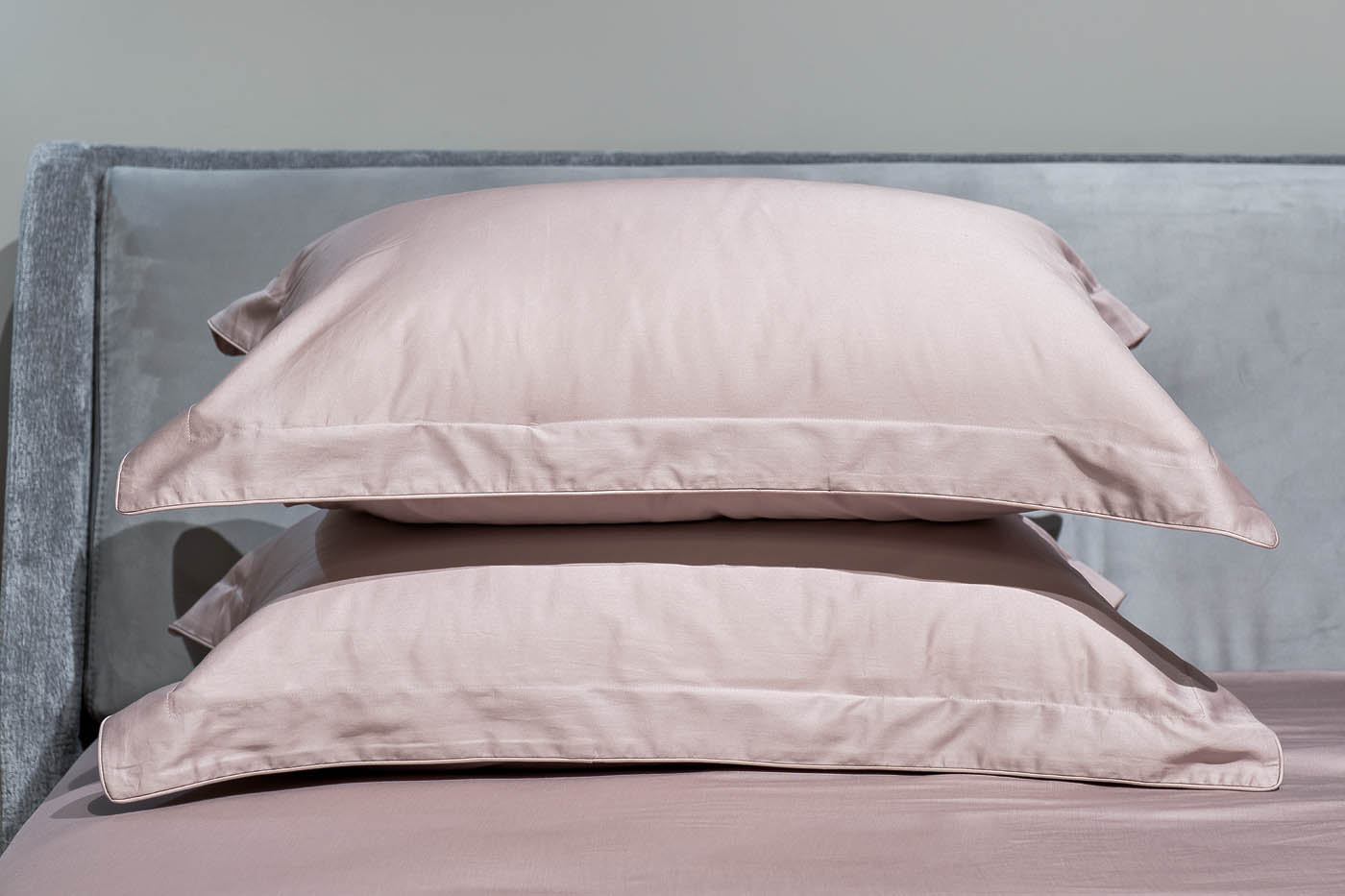 Простыня сатиновая 240х180см пудреная роза 2