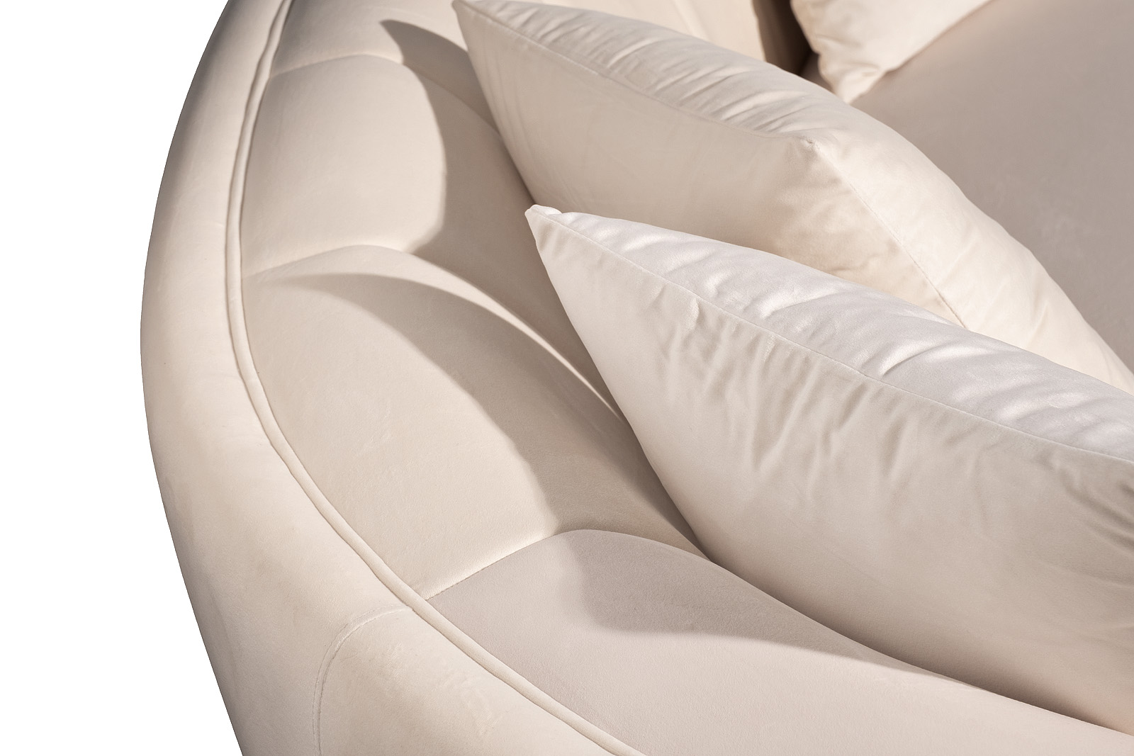 Диван трехместный велюровый бежевый 3