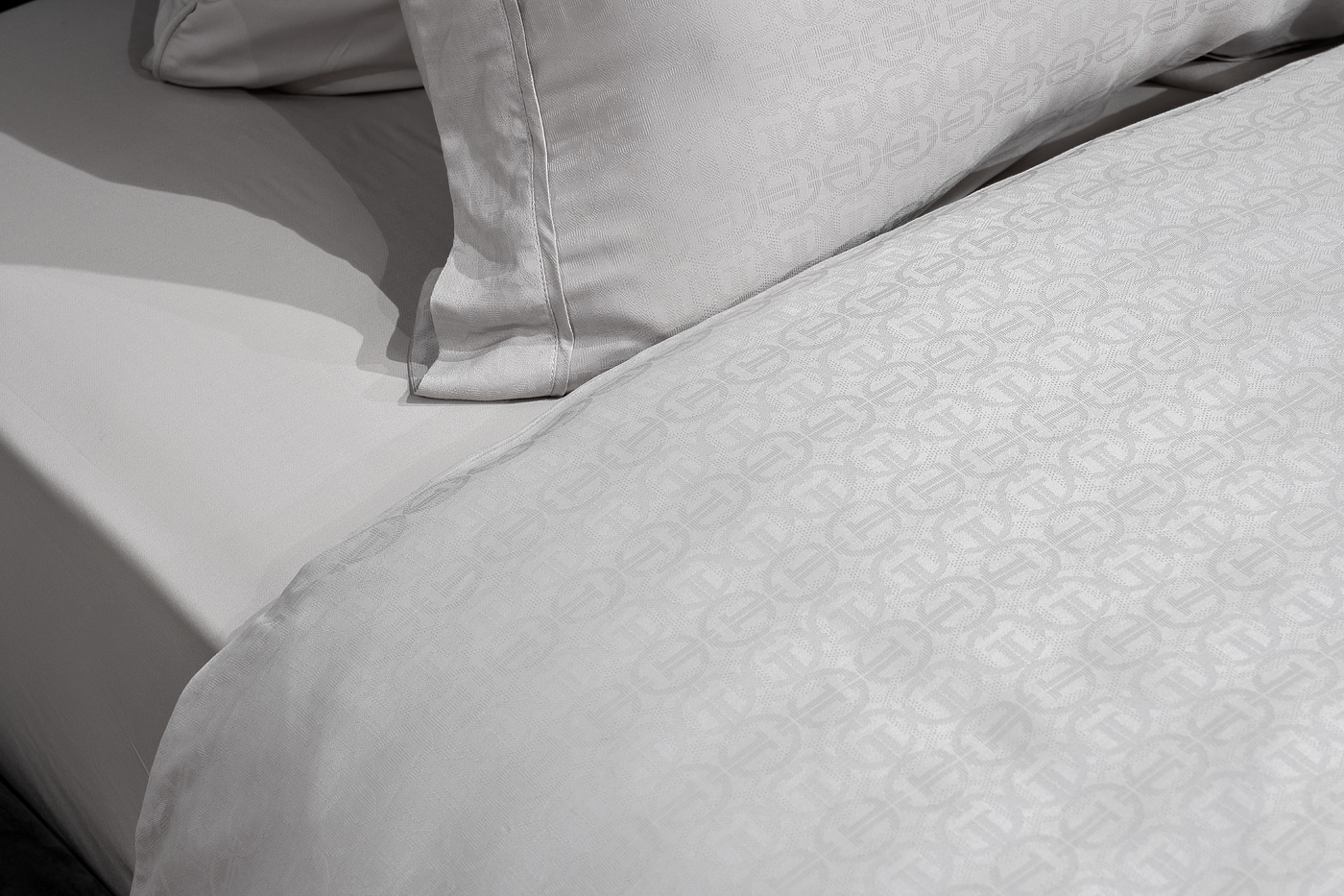 Простыня бамбук на резинке 160х200х30см серая 2