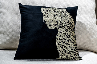 Подушка декоративная с вышивкой «Леопард» черная 2 (превью)
