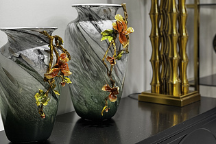 Ваза стеклянная зеленая с цветком