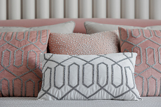 Подушка декоративная с бисером «Геометрия» белая 3 (превью)