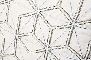 Подушка декоративная с бисером «Шестигранники» белая 2 (превью)