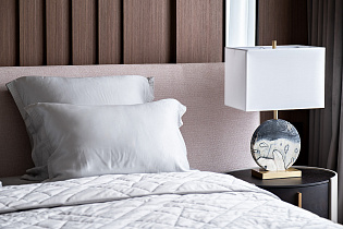 Лампа настольная с белым абажуром