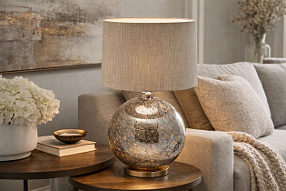 Лампа настольная с бежевым абажуром